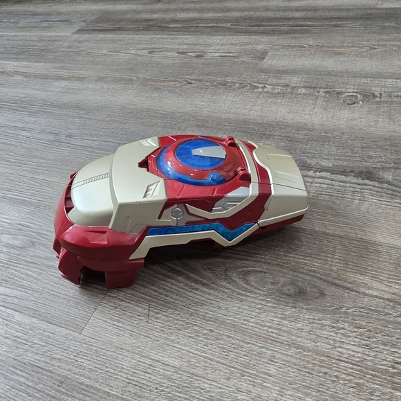 Marvel Iron Man 3 Motorized Arc FX Gauntlet shoots disks - Picture 2 of 7